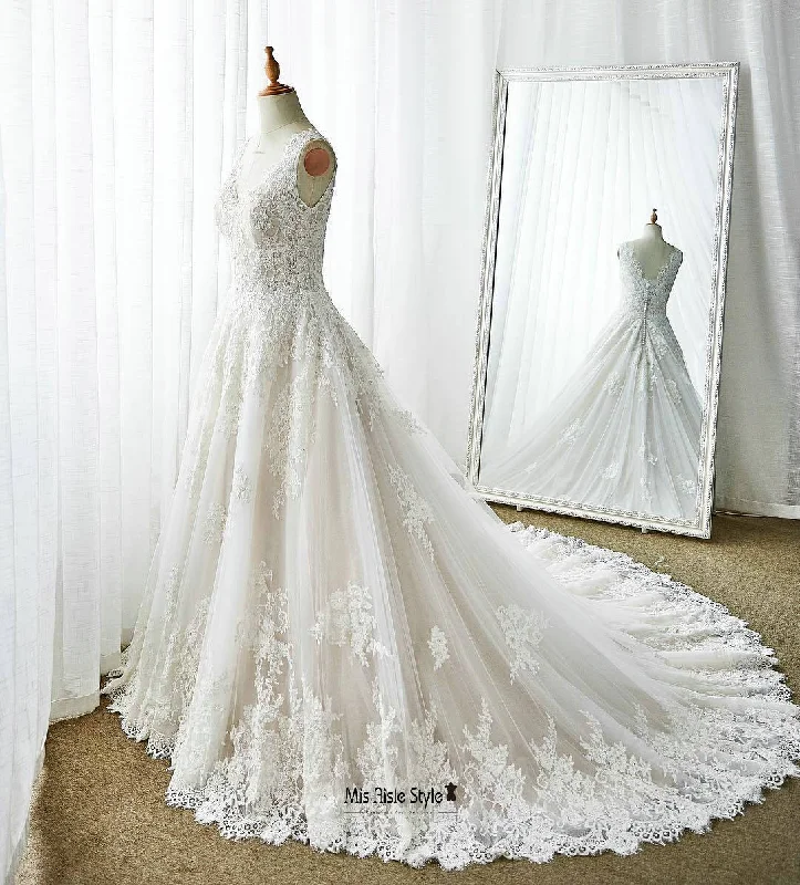 Elegant Ball Gown V-neckline Lace Wedding Dress